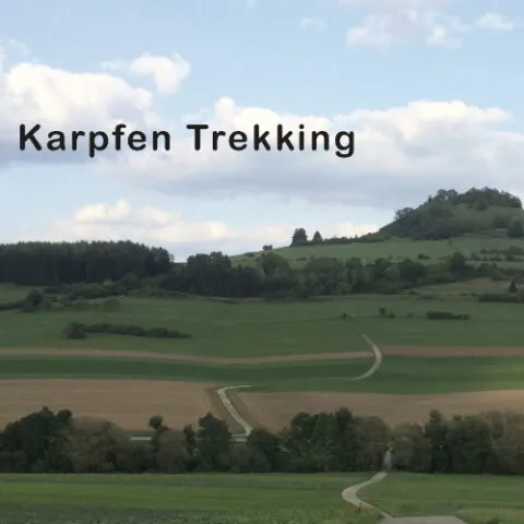 Wanderweg zum Hohenkarpfen über Wiesen und kleine Wälder bei der Alpakawanderung in Durchhausen bei Tuttlingen